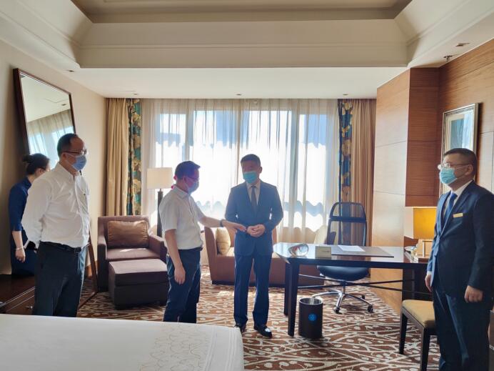 集团党委委员、董事郑贵林检查指导酒店疫情防控和防汛工作