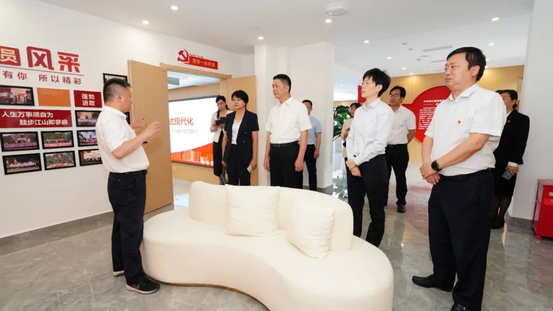 福建省人民政府国有资产监督管理委员会修兴高一行莅临尊龙凯时党？疾斓餮