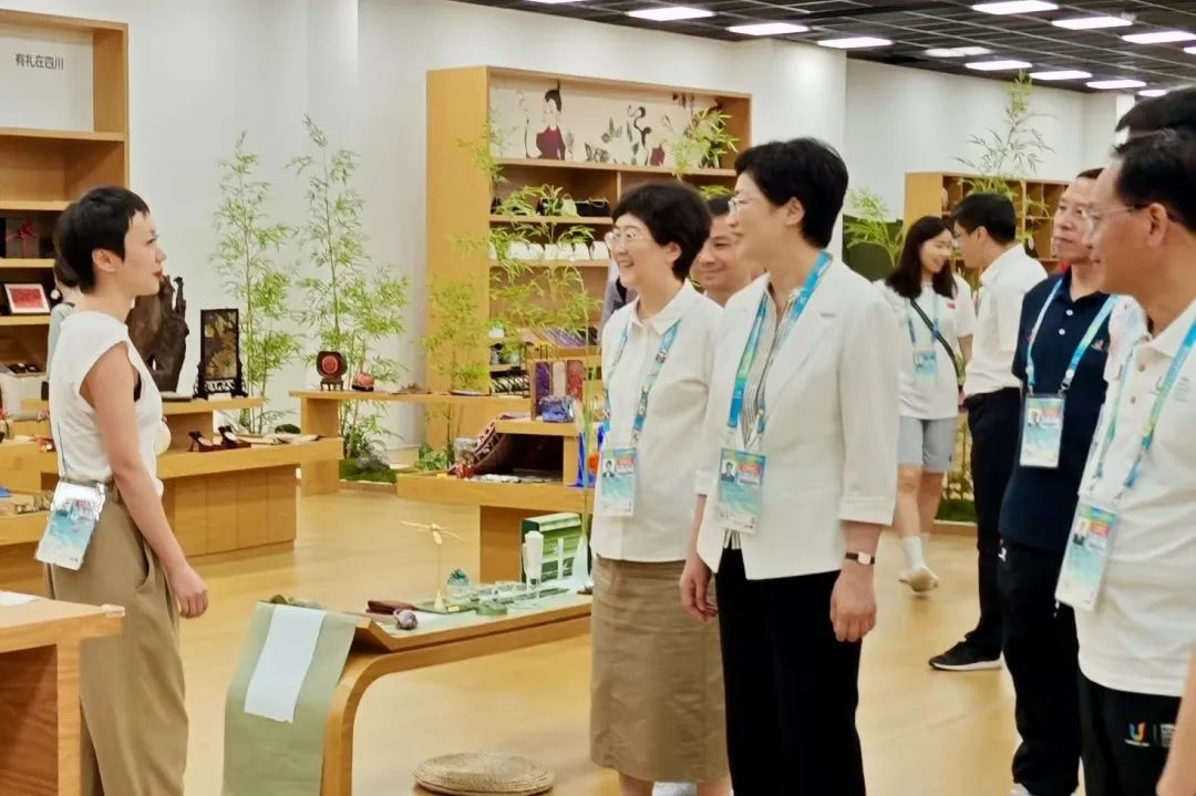 省、市领导视察大运村“有礼在四川”四川特色商品馆