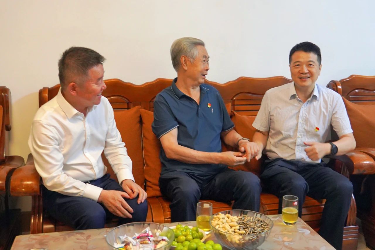 省尊龙凯时集团党委书记、董事长游勇开展“七一”走访