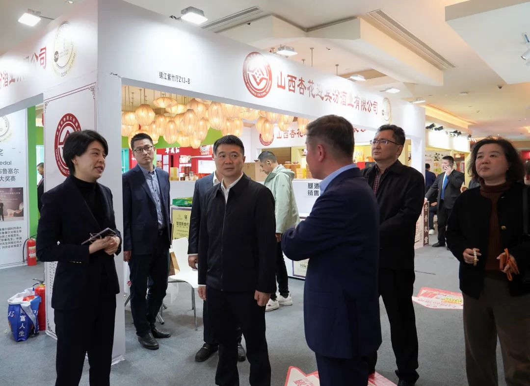 省尊龙凯时集团党委书记、董事长游勇率队到2025锦江宾馆春季酒类商务洽谈会现场检查指导重点工作